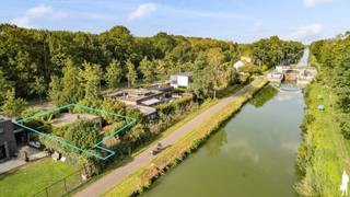 <p>Mooie <strong>bouwgrond van ca. 406 m²</strong> met een <strong>frontbreedte van ca. 15 meter</strong>, palend aan en met een uniek zicht op de <strong>Schotense Vaart</strong>.</p>
<p>De volledige <strong>BPA-bouwvoorschriften</strong> zijn op aanvraag verkrijgbaar. Enkele belangrijke bouwvoorwaarden zijn:</p>
<ul>
<li>Bestemming: bouwstrook voor vrijstaande woning, geen handelszaak.</li>
<li>De woonfunctie kan worden aangevuld met een beperkte ruimte voor het uitoefenen van vrije beroepen voor zover ze de ruimtelijke draagkracht van de buurt niet overschrijven. Bovendien mag de oppervlakte voor vrije beroepen niet meer dan 50m² bedragen.</li>
<li>De bestaande vrijstaande woningen kunnen niet vervangen worden door gekoppelde of aaneengesloten woningen en de bestaande gekoppelde woningen kunnen niet vervangen worden door aaneengesloten woningen.</li>
<li>Bebouwings- en inrichtingsvoorschriften: het bruto bouwvolume van een woning betreft maximaal 850m3.</li>
<li>Inplanting: de bouwvrije afstand ten aanzien van de zij perceelsgrenzen bedraagt 3m.</li>
<li>Bouwhoogte: maximaal kroonlijsthoogte: 7m, maximale nokhoogte: 11m</li>
<li>Bouwdiepte: de bouwdiepte is vrij voor zover de op plan aangeduide bouwstroken worden gerespecteerd</li>
<li>Verharharding: bij de woningen zijn verhardingen in functie van één toerit toegestaan met een maximum oppervlakte van 25m².</li>
<li>Afsluitingen: In de vorm van levende haag, al dan niet met draad verstrekt, verplicht te realiseren op 0,98m van de zonegrens met de zone voor fietspad of de ontworden rooilijn. Een opening ten behoeve van een inrit van maximaal 4m is toegestaan</li>
<li>Verharding achtertuin: elke vorm van verharding is verboden binnen de eerste 6m grenzend aan de zone voor afwatering of zone voor dijk.</li>
</ul>
<p></p>