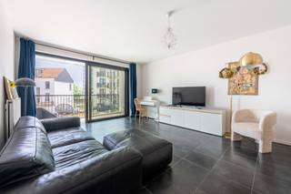 <p><span>waardoor u geniet van het beste van twee werelden: een bruisende stadsomgeving met alle voorzieningen binnen handbereik én de rust van een doodlopende straat.</span></p>
<p><span>Bij het betreden van het appartement komt u terecht in een ruime inkomhal die meteen een aangename indruk nalaat. Hier bevindt zich eveneens een praktische berging met aansluitingen voor wasmachine en droogkast, evenals een apart gastentoilet.</span></p>
<p><span>De leefruimte vormt het hart van het appartement en is voorzien van een moderne open keuken. Ze sluit naadloos aan op het aangename, zuidgerichte terras aan de achterzijde, waar u geniet van een rustige buitenruimte met veel privacy.</span></p>
<p><span>Verder beschikt het appartement over twee volwaardige slaapkamers. De moderne badkamer is uitgerust met een stijlvolle inloopdouche en een dubbele lavabo,</span></p>
<p><span>Het appartement maakt deel uit van een recent, verzorgd en modern gebouw dat voorzien is van een lift, wat het wooncomfort alleen maar verhoogt.</span></p>
<p><span>Als extra troef is er de mogelijkheid om een ondergrondse parkeerplaats aan te kopen voor € 45.000.</span></p>
<p><span>De ligging is zonder twijfel een van de grootste pluspunten. Op wandelafstand vindt u scholen, openbaar vervoer, winkels, horeca en het prachtige Zuidpark. Ook de Scheldekaaien bevinden zich vlakbij, ideaal voor een wandeling of een sportieve uitstap. Een unieke kans voor wie op zoek is naar comfortabel en rustig wonen op een toplocatie in Antwerpen.</span></p>