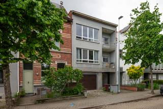 In een kleinschalig gebouw met een breedte van 7 meter, bevindt zich dit 2 slaapkamer appartement. Inkomhal met apart toilet en berging, woonkamer aan keuken met toegang naar balkon. Badkamer voorzien van ligbad en lavabo, 2 slaapkamers waarvan één met toegang naar achterliggend terras. Extra's: Conforme elektrische keuring, geen asbest. Aangezien het appartement energielabel F heeft, dient u het appartement naar minimaal label D te brengen binnen 6 jaar na aankoop. De rennovatieplicht is van toepassing.