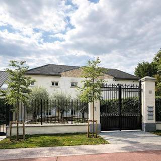 Dit schitterende penthouse is gevestigd in een stijlvol gerenoveerde graanschuur uit de jaren '40. Het karaktervolle, volledig vernieuwde gebouw is omgevormd tot drie luxe appartementen en biedt een ongeëvenaarde woonsfeer. Het gebouw is gelegen in een autoluwe fietsstraat, nabij het centrum van Kapellen. Hier geniet u van de serene omgeving, omgeven door groen en stilte.<br /><br />Bij binnenkomst via de smeedijzeren poort, wordt u verwelkomd door een fraai aangelegde voortuin en een indrukwekkend houten inkomportaal. Deze entree geeft al direct een warm en uitnodigend gevoel.<br /><br />Het unieke appartement combineert modern comfort met een stijlvolle afwerking en verwelkomt u via een ruime inkomhal, voorzien van een gastentoilet en ingemaakte vestiairekasten. De hal leidt naar de royale leefruimte van +/- 50 m², afgewerkt met een elegante parketvloer en ramen die zorgen voor een overvloed aan natuurlijk licht. De open designkeuken is een ware eyecatcher en geheel uitgerust met hoogwaardige inbouwtoestellen, maatkasten en een groot eeteiland met plek voor zes Personen. Aangrenzend vindt u een praktische berging en een compact overdekt buitenterras. Centraal in het appartement geven grote schuiframen toegang tot het grote zuidwest georiënteerde terras, waar u kan genieten van een prachtig verzicht. <br /><br />Daarnaast beschikt het appartement over twee comfortabele slaapkamers van respectievelijk 13 m² en 12 m², een praktische berging/waskamer en een smaakvol ingerichte badkamer met een ligbad, een dubbele wastafel en een tweede toilet.<br /><br />Achteraan is een gemeenschappelijke fietsenberging voorzien en een private garagebox met automatische poort (optioneel bij te kopen)<br /><br />** Dit appartement beschikt over volgende troeven:** <br />- Private garagebox (bij te kopen)<br />- Kleinschalig gebouw met lage gemeenschappelijke lasten <br />- Rustige en groene omgeving <br />- Zonnig terras met optimale zuidwest oriëntatie <br />- Elektriciteit conform <br />- Goede bereikbaarheid van winkels, invalswegen en de "fietsostrade" naar Antwerpen<br /><br />Overtuig uzelf van de charme, het comfort en de prachtige omgeving tijdens een bezoek ter plaatse!<br /><br /><br />* Wolf Vastgoed – waar uw woonwensen werkelijkheid worden *