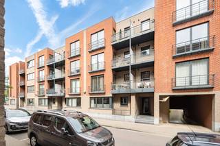 Dit appartement maakt deel uit van een kleinschalige residentie dewelke werd opgericht in 2004. Het appartement is lichtrijk, werd steeds bewoond en goed onderhouden door de verkopers en is onmiddellijk beschikbaar.<br /><br />Bestaande uit een inkomhal met een veiligheidsdeur en plaats voor vestiaire, een lichtrijke leefruimte met een glazen deur en toegang tot het terras, een open en volledig ingerichte keuken, een wasplaats, 2 ruime slaapkamers, een badkamer en een nachthal met een apart toilet. In de ondergrond beschikt het appartement over een private berging.<br /><br />Prima ligging in het centrum en nabij openbaar vervoer, winkels, sportfaciliteiten, eet- en drankgelegenheden,... alles op wandelafstand!<br /><br />EPC 142kWh(B-label)! Elektriciteit conform! <br /><br />Indien u dit appartement graag bezoekt dan kan u mij steeds bereiken via arnaut@immojanstas.be of op 0495/292080.<br /><br />Bijkomende info (EPC, bodemattest, elektriciteitsattest, enz...) kan U hier downloaden ↓