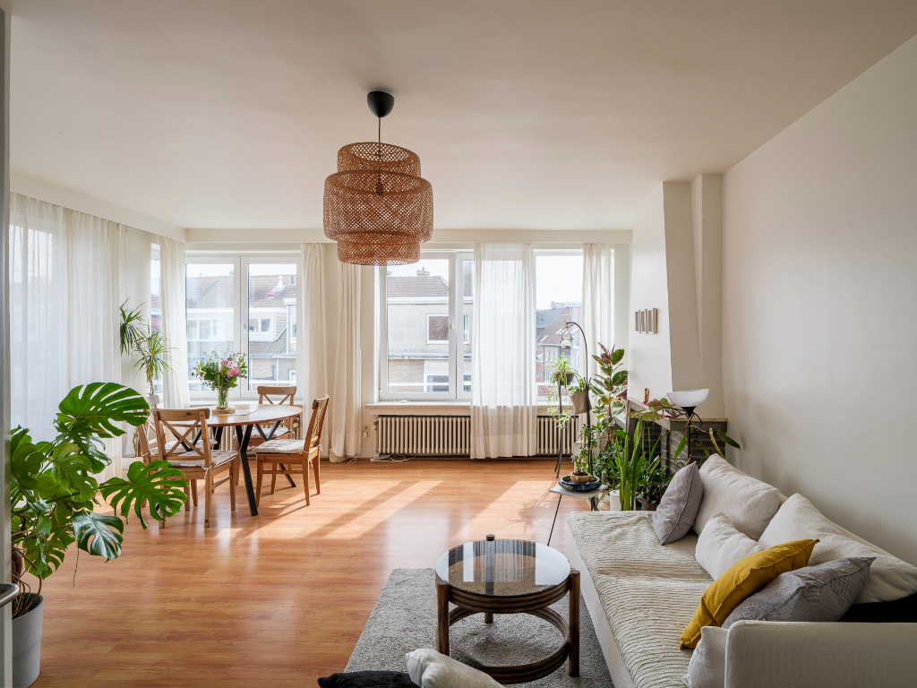 Stijlvol tweeslaapkamerappartement in de Sportstraat, met terras en warm mid-century karakter. - photo 1