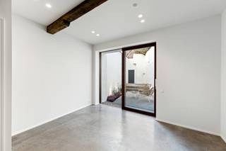 <p>Tot in de puntjes gerenoveerd met high-end afwerking</p>
<p>Energiezuinig wonen met EPC-label A en zonnepanelen</p>
<p>Lichtrijke leefruimte met zuidwestgericht terras</p>
<p>Drie volwaardige slaapkamers en luxe badkamer</p>
<p>Volledig instapklaar met domotica en vloerverwarming</p>