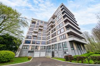 We Invest heeft het genoegen u dit lichtrijke appartement van 83 m² voor te stellen, gelegen op de 4e verdieping van een gebouw uit 1972. Dankzij de zuidoostelijke oriëntatie geniet het appartement van veel natuurlijk licht en een prachtig uitzicht op de Sint-Gertrudiskerk van Nijvel.<br /><br />Ideaal gelegen, bevindt het zich op wandelafstand van alle voorzieningen: scholen, winkels, belangrijke invalswegen en recht tegenover het Parc de la Dodaine.<br /><br />Het gebouw beschikt bovendien over een conciërgeservice, wat zorgt voor extra comfort en veiligheid in het dagelijks leven.<br /><br />Het appartement bestaat uit een inkomhal met ingebouwde kasten die toegang geeft tot een aangename woon- en eetkamer met een mooie parketvloer en een functionele open haard. De uitgeruste keuken, die wat opfrissing kan gebruiken, biedt toegang tot een klein balkon van ongeveer 4 m².<br /><br />De nachthal geeft toegang tot twee slaapkamers van respectievelijk 10 m² en 14 m². Verder beschikt het appartement over een recent gerenoveerde douchekamer met dubbele wastafel, inloopdouche en aansluiting voor een wasmachine. Een apart toilet, eveneens recent gerenoveerd, vervolledigt het geheel.<br /><br />Technische kenmerken: EPC B, conforme elektrische installatie, centrale verwarming op gas en houten ramen met dubbele beglazing (1995).<br /><br />Biedingen vanaf €249.000, onder voorbehoud van aanvaarding door de eigenaars.<br /><br />Er is tevens de mogelijkheid om een afgesloten garagebox aan te kopen voor een meerprijs van 25.000€