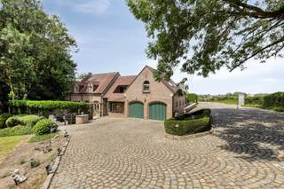 **Exclusieve villa in landhuisstijl op 3.970 m² in Sint-Lievens-Houtem**Deze prachtig gelegen woning in landhuisstijl bevindt zich op een...