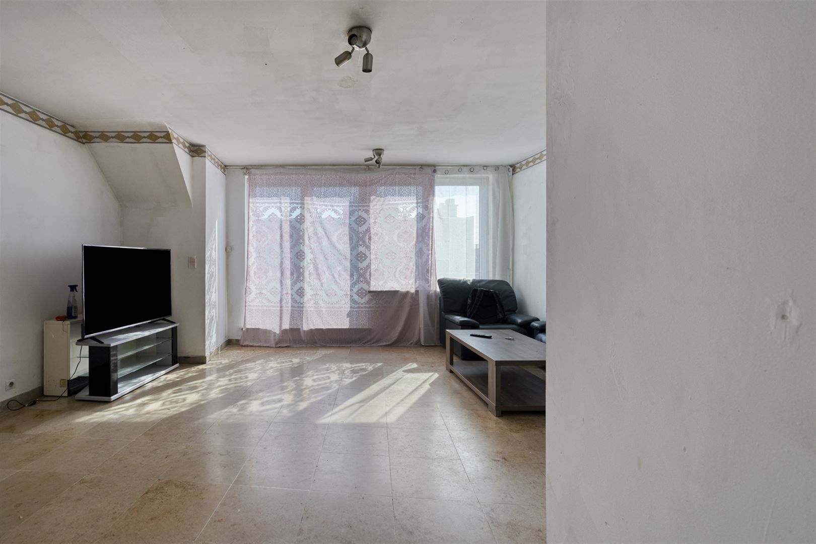 Appartement sous les toits à rénover avec 2 chambres et un balcon - photo 5