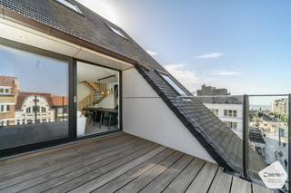 Op een absolute topligging in de Zeelaan van Koksijde bevindt zich deze ruime en volledig gemeubelde penthouse-duplex met <strong>4 slaapkamers, 3 terrassen en open zichten over de Zeelaan met een mooi zeezicht in de verte.</strong><br />Gelegen in een recent nieuwbouwproject, op wandelafstand van de Zeedijk, winkels, horeca en openbaar vervoer.<br /><strong>Indeling</strong><br /><br /><strong>4e verdieping</strong>
<ul>
	<li>Inkomhal met vestiaire en gastentoilet</li>
	<li>Lichtrijke leefruimte met open keuken</li>
	<li>Eerste terras</li>
	<li>Ruime masterbedroom</li>
	<li>Extra slaapkamer of dressing naar keuze</li>
	<li>Luxe badkamer met ligbad, inloopdouche en dubbel lavabomeubel</li>
	<li>Tweede terras</li>
</ul>
<strong>5e verdieping</strong>

<ul>
	<li>Apart toilet</li>
	<li>2 volwaardige slaapkamers</li>
	<li>Badkamer met douche en dubbel lavabomeubel</li>
	<li>Twee zonnige terrassen</li>
</ul>
<strong>Extra's</strong>

<ul>
	<li>Private kelderberging</li>
	<li>Gemeenschappelijke fietsenberging</li>
	<li>Gemeenschappelijk afvallokaal</li>
</ul>
<strong>Troeven</strong><br /><strong>✔</strong> Volledig instapklaar en gemeubeld<br /><strong>✔</strong> 4 slaapkamers en 3 terrassen<br /><strong>✔ </strong>Open zichten over de Zeelaan met een mooi zeezicht in de verte<br /><strong>✔</strong> Zeer energiezuinige nieuwbouw<br /><strong>✔ </strong>Hoogwaardige afwerking met duurzame materialen<br /><strong>✔</strong> Topligging in het centrum van Koksijde, op enkele stappen van de Zeedijk<br /><strong>✔ </strong>Ideaal als vaste woonst, tweede verblijf of investering<br /><br /><strong>Onmiddellijk beschikbaar.</strong><br />Laat u verrassen door de ruimte, het comfort en de unieke ligging van deze exclusieve penthouse. Contacteer ons vandaag nog voor een vrijblijvende bezichtiging. Wij verwelkomen u graag!