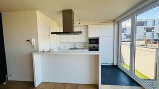 Ruime woning op topligging bestaande uit:- Kelder;- Gelijkvloers met: garage, inkomhal met toilet, ontspanningsruimte/1e slaapkamer, wasplaats, tuin...