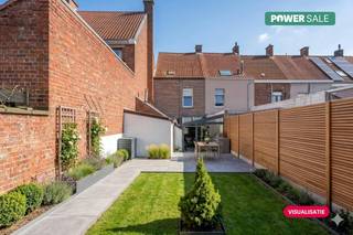 Welkom in deze charmante woning uit 1918, boordevol karakter en mogelijkheden. Met een bewoonbare oppervlakte van 138 m² biedt deze woning een mooie basis voor wie op zoek is naar ruimte, authenticiteit en toekomstpotentieel.De woning beschikt momenteel over twee volwaardige slaapkamers. De ruime zolderverdieping biedt bovendien tal van mogelijkheden en kan perfect worden ingericht als derde en zelfs vierde slaapkamer, hobbyruimte of thuiskantoor.Achteraan geniet u van een ruime stadstuin, een absolute troef voor wie graag buiten vertoeft. Hier kan u in alle rust ontspannen, tuinieren of gezellig samenkomen met familie en vrienden.Extra pluspunten: de ramen werden reeds vernieuwd, de elektrische installatie beschikt over een conforme keuring én er is geen renovatieverplichting van toepassing. Dit zorgt voor extra gemoedsrust bij aankoop.Dankzij de solide structuur en authentieke elementen vormt dit de ideale woning voor wie op zoek is naar een karaktervolle thuis die men verder naar eigen smaak kan inrichten of moderniseren.Bent u op zoek naar een woning met charme, ruimte en uitbreidingsmogelijkheden? Dan is dit pand zeker een bezoek waard!Indeling van het huis:Gelijkvloers: - inkom met gastentoilet- woonkamer - eetkamer- keuken - wasplaats- badkamerEerste verdieping:- nachthall- 2 slaapkamersTweede verdieping: - zolderruimte met mogelijkheid tot derde en of vierde slaapkamerTroeven van het huis: - Geen renovatieverplichting - Conforme elektrische keuring- Gelegen nabij het centrum van Roeselare- Mogelijkheid tot 4 slaapkamers- Leuke stadstuin- Vlotte bereikbaarheid naar het centrum van Roeselare en invalswegen, E403, scholen en opbaar vervoer, ...Deze AI-visualisaties zijn bedoeld als inspiratie. Er werd geen rekening gehouden met technische specificaties, stedenbouwkundige voorschriften of de concrete mogelijkheden tot realisatie.
