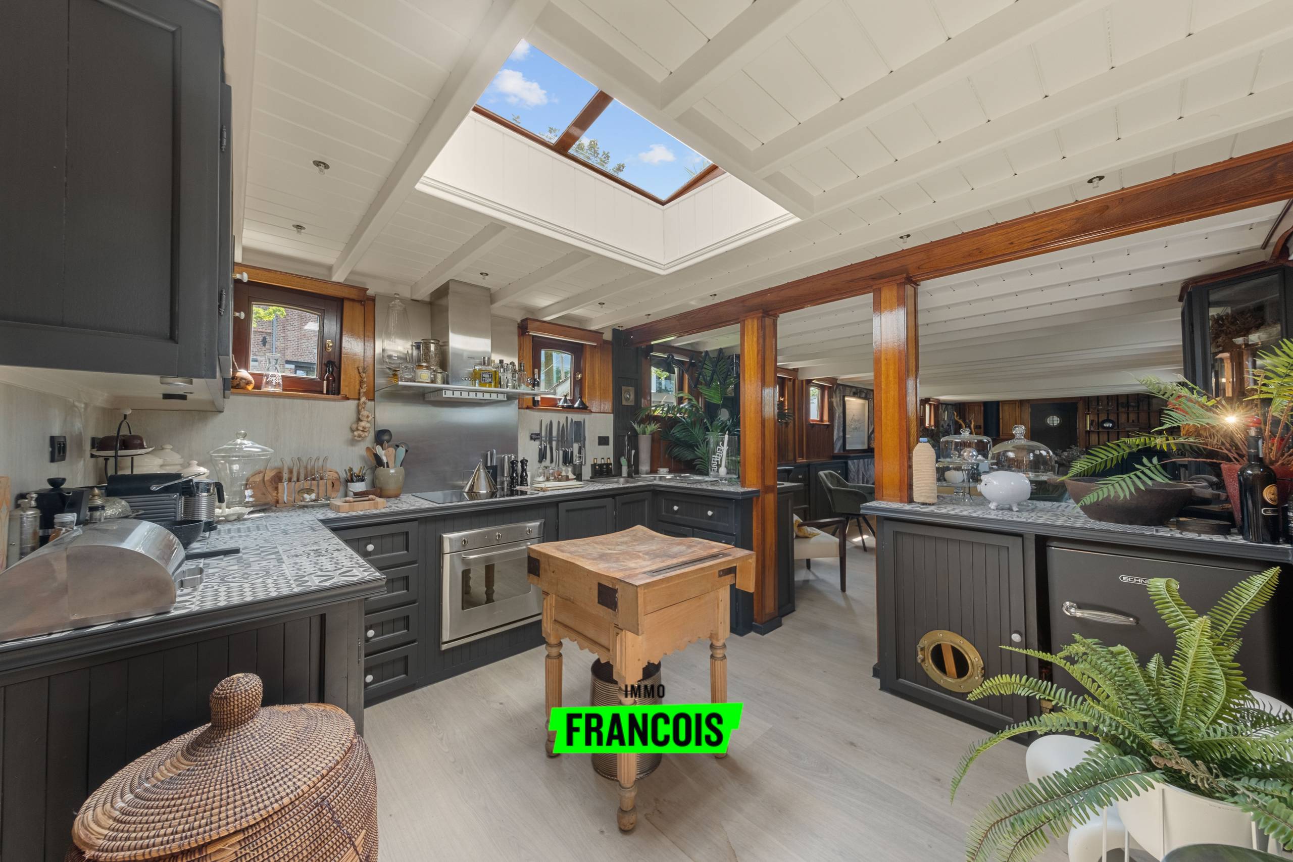 Karaktervolle woonboot met ligplaats op toplocatie te Brugge! - foto 5