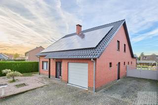 Instapklare gezinswoning op ruim perceel van 1.300 m² in geliefde buurt te PeltIn de Koningsstraat 50 te Pelt vindt u deze ruime en instapklare...