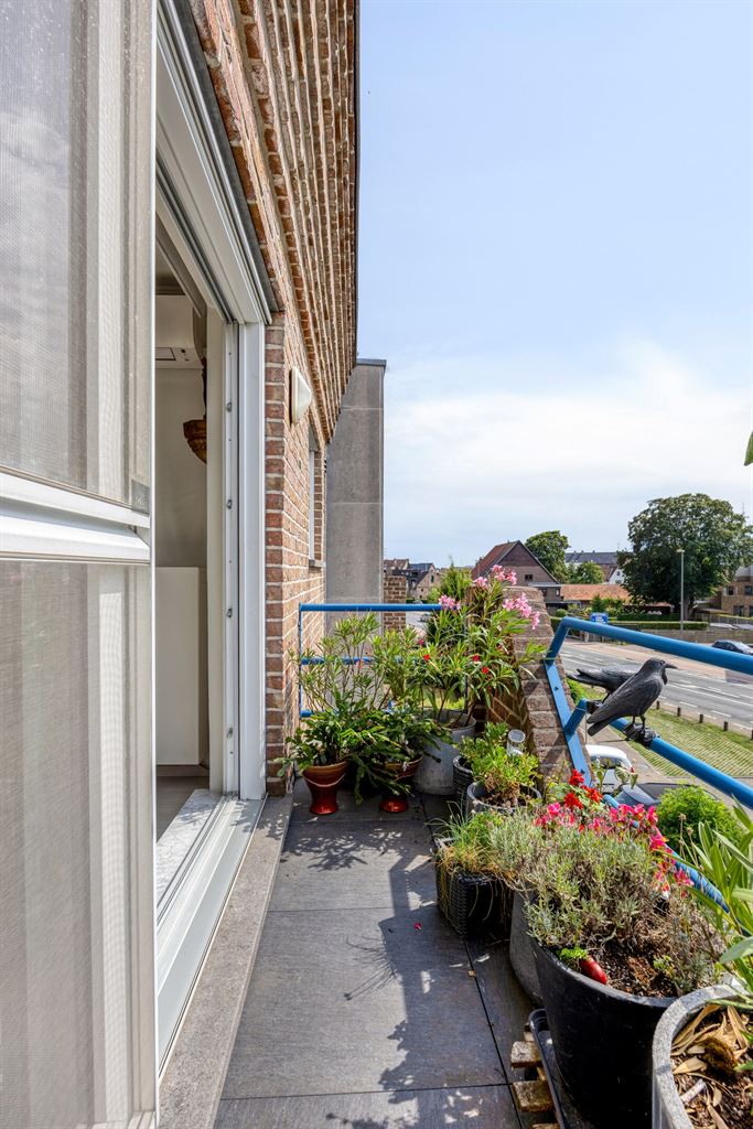 Ruim, gerenoveerd 2-slaapkamer appartement met terras, garagebox en aparte berging, gelegen vlak bij het centrum van Maaseik. - foto 5