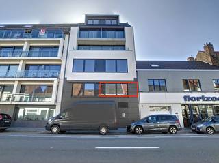 Dit instapklaar nieuwbouwappartement is gelegen langs de Nieuwpoortsesteenweg te Oostende - Mariakerke. Het appartement te huur bevindt zich op de eerste verdieping van de gloednieuwe Residentie Pegasus. Dankzij deze centrale ligging bevindt u zich op enkele wandelpassen van de nodige voorzieningen, het openbaar vervoer, zee en strand.Indeling:- inkomhal- woonkamer - keuken (incl. combi-oven, frigo met diepvriesvakje, inductiekookplaat en dampkap)- berging - alleenstaand toilet- badkamer met inloopdouche en badkamermeubel - slaapkamer 1 (12m²)- fietsenberging - kelder Provisie gemeenschappelijke kosten: € 75/maandBen je geïnteresseerd in dit pand te huur in Oostende? Ga naar de website www.dewaele.com, klik op het pand dat je wenst te huren. Via de rode knop "vraag je bezoek aan" vragen we u kort een profiel in te vullen. Daarna nemen we contact op voor een bezoek. Telefonisch kunnen er geen afspraken gemaakt worden.