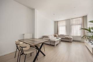 <p><span>Op zoek naar een betaalbaar, instapklaar appartement met buitenruimte op een supercentrale locatie en 2 parken in de nabije omgeving? Dan zit je hier goed. Dit gezellige gelijkvloers appartement combineert een praktische indeling, twee slaapkamers en een ruime stadskoer. Het gunstige EPC maakt het plaatje af. Dankzij de ligging vlakbij winkels, openbaar vervoer en het Rivierenhof woon je hier rustig én vlakbij alles wat je nodig hebt.</span></p><p><span> </span></p><p><span>Licht, gezellig en helemaal klaar voor jou <br /></span><span>Via de verzorgde inkomhal van het gebouw bereik je het appartement op het gelijkvloers. Zodra je binnen komt valt de aangename  leefruimte op. Het hoge plafond en de grote ramen zorgen voor een heerlijk gevoel van licht en ruimte. De zachte parketlaminaatvloer loopt mooi door en maakt het geheel extra warm en gezellig. Hier creëer je moeiteloos een comfortabele zithoek en een ruime eethoek waar je familie en vrienden ontvangt.</span></p><p><span>Aansluitend bevindt zich de open keuken, praktisch ingericht met houten kastjes, een leuke ontbijthoek en heel wat bergruimte. Je beschikt hier over een oven, dampkap, kookvuur en spoelbak. De gezellige statafel maakt van deze keuken een fijne plek om de dag te starten met een koffie of om samen te aperitieven.</span></p><p><span> </span></p><p><span>Slapen, ontspannen en genieten<br /></span><span>Achteraan het appartement liggen de twee slaapkamers, rustig weg van de straat en voorzien van dezelfde warme vloer als in de leefruimte. Eén van de kamers geeft rechtstreeks uit op de buitenruimte, waardoor je hier elke ochtend wakker wordt met zicht op je eigen stukje buiten.De badkamer is praktisch ingericht met een ruime douchecabine, een lavabo met onderkast en een tijdloze combinatie van donkere vloertegels en witte wandtegels. Verder heb je nog een apart gastentoilet met handenwasser én een handige technische berging met plaats voor wasmachine, internetvoorziening, meterkast en de individuele cv-ketel.</span></p><p><span> </span></p><p><span>Een stadskoer met potentieel<br /></span><span>Achteraan wacht een ruime stadskoer die je helemaal naar je eigen smaak kunt inrichten. Zet er wat grote planten, een leuke bistroset of een comfortabele loungehoek neer en je creëert in een handomdraai een gezellig buitenplekje midden in de stad. Een fijne plek om even te ontsnappen aan de drukte, te genieten van een aperitief of gewoon wat frisse lucht te scheppen. </span></p><p><span> </span></p><p><span> </span></p><p><span>Groen, winkels en de stad binnen handbereik<br /></span><span>Je woont hier in een levendige buurt waar alles dichtbij ligt. Supermarkten, buurtwinkels, horeca, de Zwitserse Apotheek en openbaar vervoer liggen op wandelafstand. Ook het Rivierenhof en Te Boelaarpark bereik je in enkele minuten met de fiets, ideaal om te wandelen, sporten of ontspannen in het groen. Bovendien ben je dankzij de nabijheid van de Ring en grote invalswegen snel onderweg naar het centrum of buiten de stad. Niet toevallig scoort dit adres een uitstekende Mobiscore van 9,5/10.</span></p><p><span> </span></p>