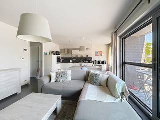 Dit eigentijdse appartement (2013) combineert modern comfort en lage energiekosten met een fantastische lichtinval. Met 2 volwaardige slaapkamers heb je bovendien alle ruimte voor een thuiskantoor, dressing of logeerkamer.<br /><br />Je woont hier heerlijk rustig, maar hebt het historische centrum, winkels, scholen en de Brugse ring vlak bij de deur. Het beste van twee werelden!<br /><br />Indeling:<br />Gelijkvloers: <br />- overdekte staanplaats <br /><br />1ste verdieping: <br />- woonkamer (20m²) <br />- open keuken (15m²) voorzien van koelkast, kookplaat, oven, spoelbak en vaatwasser <br />- terras <br />- slaapkamer (12m²) met mogelijkheid tot dressing <br />- slaapkamer (14m²) <br />- badkamer (6m²)<br />- apart toilet <br /><br />Algemeen: <br />- Huurprijs: € 875,00/maand <br />- Forfait gemeenschappelijke kosten: € 65,00/maand <br />- Beschikbaar vanaf: 01/10/2026<br /><br />De snelste manier om een bezoek te brengen aan dit pand? Vraag je bezoek aan via de roze knop op onze website (www.dewaele.com) en je wordt gecontacteerd door onze verhuurexpert Broes.<br /><br />Telefonisch kunnen er geen afspraken gemaakt worden. Bij andere vragen kun je ons telefonisch contacteren via 050 444 999.