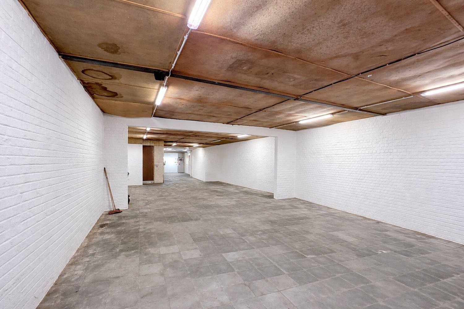 RUIM MAGAZIJN MET OPTIONEEL KANTOOR MAKKELIJK BEREIKBAAR NABIJ STATION DENDERLEEUW -EN E40 - foto 2