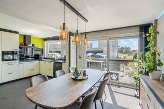 Droomt u van een gezellige woning waar u meteen kunt intrekken zonder zorgen? Dan is deze instapklare woning in het groene Helchteren precies wat u zoekt. Deze charmante woning beschikt over drie volwaardige slaapkamers en biedt alle ruimte en comfort voor een gezin, een jong koppel of iedereen die op zoek is naar een aangename thuis in een rustige omgeving.<br /><br />Bij het betreden van de woning wordt u verwelkomd door een lichtrijke leefruimte met een warme en uitnodigende sfeer. De praktische indeling zorgt voor een optimaal gebruik van de beschikbare ruimte en creëert een aangenaam wooncomfort. De woning werd steeds goed onderhouden en verkeert in een verzorgde staat, waardoor u zonder grote werken of renovaties onmiddellijk kunt verhuizen en genieten van uw nieuwe woonst. ✨<br /><br />De keuken sluit mooi aan bij de leefruimte en vormt het hart van de woning, waar dagelijks leven en gezellig samenzijn centraal staan. Dankzij de grote raampartijen geniet u bovendien van veel natuurlijke lichtinval, wat bijdraagt aan het open en ruimtelijke gevoel doorheen de woning.<br /><br />Ook buiten weet deze woning te overtuigen. De verzorgde en sfeervolle tuin vormt een heerlijke plek om tot rust te komen na een drukke dag. Geniet er van zonnige momenten met familie en vrienden, terwijl kinderen er veilig kunnen spelen. 🌸☀️<br />Of u nu graag ontspant op het terras of gezellige zomeravonden doorbrengt in goed gezelschap, deze buitenruimte biedt alles om optimaal van het buitenleven te genieten. Dankzij de aangename combinatie van rust, privacy en gezelligheid vormt deze tuin een echte troef van de woning.<br /><br />De woning is gelegen in een aangename en rustige buurt van Helchteren, een geliefde gemeente waar natuur, comfort en bereikbaarheid hand in hand gaan. 🌿 In de nabije omgeving vindt u scholen, winkels, horeca, sportfaciliteiten en openbaar vervoer. Daarnaast zorgen de vlotte verbindingswegen ervoor dat omliggende gemeenten en steden gemakkelijk bereikbaar zijn. Ook liefhebbers van wandelen en fietsen zullen de groene omgeving en de vele recreatiemogelijkheden in de buurt zeker weten te waarderen.<br /><br />Deze woning combineert een rustige ligging met alle dagelijkse voorzieningen binnen handbereik en biedt een ideale woonomgeving voor jong en oud. Bent u op zoek naar een instapklare woning met drie slaapkamers, een gezellige tuin en een uitstekende ligging in Helchteren? Dan is dit een unieke kans die u niet mag missen. ❤️<br /><br />Stedenbouwkundige info:<br />Woongebied met landelijk karakter – bouwvergunning – geen rechterlijke herstelmaatregel of bestuurlijke maatregel opgelegd – geen voorkooprecht - verkavelingsvergunning. <br /><br />O-peil: niet overstromingsgevoelig<br /><br />EPC: 145 kWh/m² jaar - certificaatnummer: 20260611-0003880164-RES-1<br /><br />G-score: A<br />P-score: A<br />
