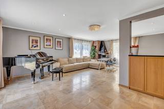 <p>Op een ideale locatie in de wijk De Hoek in Sint-Genesius-Rode bieden wij u deze prachtige Villa van 158 m² aan, gerenoveerd in 2014, op een perceel van 724 m². De woning is als volgt ingedeeld: Op de gelijkvloers: Inkomhal met apart toilet, grote lichtrijke woonkamer, een slaapkamer/kantoor, ruime, volledig uitgeruste keuken en toegang tot de pergola en de prachtige tuin op het zuidoosten. Op de 1e verdieping: 2 grote slaapkamers, een prachtig terras en een badkamer met toilet. Garage voor twee auto’s en een parkeerplaats buiten. EPC: D. Deze woning zal u bekoren door zijn locatie, de kwaliteit van de materialen en de buitenkant! Een must-see.</p>