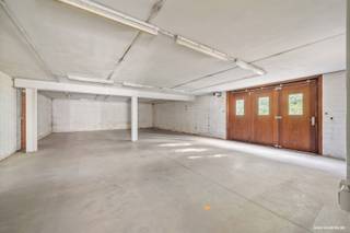 Appartement à l'état brut à vendre à Waregem (Desselgem) – avec hangar et parking à l'arrière.<br /><br />Cet ancien magasin, situé au cœur de Desselgem (Waregem), offre une excellente opportunité de le transformer en appartement.<br /><br />Cet appartement d’environ 80 m² est équipé de placards intégrés et bénéficie d’une belle luminosité grâce à la large baie vitrée à l’avant.<br /><br />À côté se trouve un vaste hangar de 107 m², idéal pour le stockage, un atelier, la logistique ou l’agrandissement de l’appartement. La présence de places de parking privées rend ce bien encore plus attractif.<br /><br />Atouts de ce bien :<br /><br />✔ Surface d’environ 80 m² avec placards intégrés ;<br />✔ Entrepôt attenant de 107 m² ;<br />✔ Parking privé à l’arrière ;<br />✔ Emplacement idéal à Waregem – Desselgem ;<br />✔ Bonne accessibilité et visibilité.<br /><br />Ce bien allie fonctionnalité, espace et superficie dans un emplacement de choix. Un investissement idéal pour ceux qui recherchent un appartement pratique avec un espace de rangement dans la région de Waregem.<br /><br />Traduit avec DeepL.com (version gratuite)