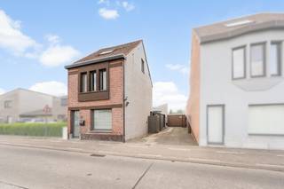 Te koop: karaktervolle open bebouwing in Sinaai, Oost-Vlaanderen, gelegen aan Wijnveld 104. Deze woning uit 1931 biedt een rustige ligging met...