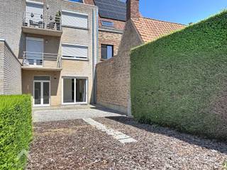 Ontdek dit aangenaam gelijkvloers appartement met privatieve tuin, ideaal voor wie comfortabel en rustig wil wonen. Via de inkomhal betreedt u de lichtrijke leefruimte met gezellige zit- en eethoek, waar u geniet van een aangename woonbeleving. De ruime keuken biedt een mooi zicht op de tuin en vormt de ideale plek om te koken en samen te zijn. Vanuit de keuken heeft u toegang tot het gezellige terras en de onderhoudsvriendelijke tuin, perfect om te ontspannen of te genieten van zonnige dagen.<br /><br />Verder beschikt het appartement over twee volwaardige slaapkamers, een badkamer met ligbad en lavabo, en een apart gastentoilet voor extra comfort.<br /><br />Als extra troef is er de mogelijkheid om een garage achter de tuin aan te kopen, wat zorgt voor extra bergruimte of een veilige parkeerplaats.<br /><br />Bent u op zoek naar een instapklaar gelijkvloers appartement met tuin, veel lichtinval en een praktische indeling? Dan is dit zonder twijfel een bezoek waard!<br /><br />Extra troeven<br /><br />
<ul>
<li>grote tuin</li>
<li>garage (bij te kopen)</li>
<li>elektrische rolluiken</li>
<li>uitstekende ligging</li>
<li>nabij belangrijke invalswegen, scholen, winkels</li>
<li>instapklaar</li>
</ul>
<br />Deze woning is te koop ZONDER makelaar via het concept van Smart Houses. Wenst u verdere inlichtingen of een bezoek? Contacteer rechtstreeks de eigenaar via 0476/99.19.41