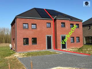<p><span>HALFOPENBEBOUWING</span></p><p><span>Richtprijs : 379.500 euro</span></p><p><span> </span></p><p><span>Deze prachtig gelegen volledig afgewerkte woning op +- 5 are ligt op een boogscheut van het vakantiedomein De Gavers.</span></p><p><span>Op de benedenverdieping is er een inkomhal met toilet en toegang via de glazen deur naar de lichtrijke living en openkeuken de welke afgewerkt is met kwalitatieve toestellen.</span></p><p><span>Achter de keuken is er een berging.</span></p><p><span>Op de 1e verdieping zijn er 3 ruime kamers en een mooie badkamer met inloopdouche .</span></p><p><span>Er is eveneens een ruime zolder aanwezig .</span></p><p><span>Achter de woning is er een leuke tuin met zicht op de groene omgeving.</span></p><p><span>De woning wordt afgewerkt op geleverd en is onderhevig aan 21 % BTW</span></p><p><span>Zeer gunstig E peil waardoor de eerste 5 jaar geen KI moet betaald worden.</span></p><p><span>Nutsvoorzieningen 5000 euro + BTW.</span></p><p><span> </span></p><p><span>LAATSTE KANS!!! Reeds 3 van de 4 verkocht!!</span></p><p><span> </span></p><p><span>Stedenbouwkundig uittreksel/inlichtingen in aanvraag!</span></p><p><span>Voor info of bezoek bel 0475/51.40.73 of stuur een email naar info@svena.be</span></p><p><span> </span></p><p><span>Deze gegevens zijn louter informatief en wij kunnen niet aansprakelijk gesteld worden voor eventuele onjuistheden.</span></p><p><span>De bewoonbare oppervlakte is slechts indicatief.</span></p>