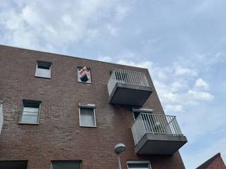 <p>Op zoek naar een instapklaar, lichtrijk appartement op een rustige ligging?<br />Dit prachtige appartement op de 3de verdieping combineert comfort, energiezuinig wonen (EPC A) én een mooi open uitzicht 🌿<br /><br />Troeven van het appartement:<br />• 2 volwaardige slaapkamers<br />• Zeer lichtrijke leefruimte dankzij grote raampartijen<br />• 2 zonnige terrassen met aangenaam uitzicht<br />• Rustige en aangename ligging<br />• Gelegen op de 3de verdieping<br /><br />Volledig uitgeruste keuken:<br />• Vaatwasser<br />• Elektrische kookplaat<br />• Frigo met klein vriesvak<br /><br />Extra comfort:<br />• Ondergrondse staanplaats inbegrepen<br />• Private berging<br /><br />💶 Huurprijs: €825 + €50 kosten<br />📅 Vrij vanaf: 01/07/2026<br /><br />Een ideale woonplek voor wie houdt van rust, licht en comfort in Waregem!<br />📩 Interesse? Contacteer ons vandaag nog voor een bezoek!<br />056 61 11 11 - waregem@demeester.be</p>