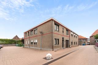 Ben jij op zoek naar een leuk appartement op een topligging? Dit ruime appartement met drie slaapkamers bevindt zich pal in het hart van Meeuwen. Dankzij de centrale ligging bevinden alle dagelijkse voorzieningen zich op wandelafstand – ideaal voor wie praktisch en bereikbaar wil wonen zonder in te boeten op ruimte.<br /><br />Het appartement, gebouwd in 1979, biedt een royale indeling met ruime kamers en een open leefruimte. Hoewel het te moderniseren is, beschikt het over een degelijke basis met onder andere zolderisolatie, dubbele beglazing, en reeds verbeterde elektriciteitsinstallatie.
<p>Naast de bewoonbare oppervlakte beschik je over een privé kelderberging en parkeermogelijkheid in de buurt. Ook een zolderberging behoort tot de mogelijke opties.</p>
<p><strong>Enkele troeven</strong></p>
<ul><li><strong>Zéér ruim appartement</strong> – Drie slaapkamers en open leefruimte, ideaal voor starters of gezinnen.</li><li><strong>Goede basis, veel potentieel</strong> – Te moderniseren maar technisch al deels vernieuwd.</li><li><strong>Toplocatie</strong> – Gelegen in het hart van Meeuwen met winkels, scholen en diensten op wandelafstand.</li><li><strong>Extra bergruimte</strong> – Privé kelderberging en mogelijke zolderberging.</li></ul>
Benieuwd naar dit ruime appartement in Meeuwen centrum? Plan snel je bezoek via impact@era.be op 089 46 48 63. Max helpt je graag verder.