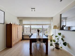 Het appartement dat we te huur aanbieden te Deurne aan de Karel Van Overmeirelaan 39 bevindt zich op de vierde verdieping met 2 slaapkamers en terras.Derde verdieping zonder lift:-Centrale inkomhal met ingemaakte kast-Woonkamer met veel raampartijen -Keuken uitgerust met kookplaat, spoelbak en oven. De keuken werd vernieuwd.-Badkamer met bad/douchecombinatie, spoelbak en handdoekdroger-Apart toilet-Slaapkamer 1-Slaapkamers 2Bijzonderheden:-Geen gemeenschappelijke kosten-Beschikbaar vanaf 15/06/2026-EPC BTot slot werd de afgelopen jaren alles netjes gerenoveerd en is de energiezuinigheid van het appartement een grote troef.Alle meters voor nutsvoorzieningen zijn apart en zijn er geen maandelijkse vaste kosten voorzien.Het appartement is beschikbaar vanaf 15/06/2026Ben jij geïnteresseerd om dit vastgoed te huren in Deurne? Aarzel dan niet om ons te contacteren. Het Dewaele vastgoedkantoor van Deurne aan de Turnhoutsebaan 98 staat graag tot uw dienst. Had u graag een gratis schatting van uw eigendom via ons immokantoor? bel ons voor een vrijblijvend gesprek op 03/206.76.76 of mail naar deurne@dewaele.com