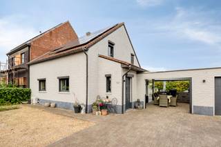 <p>[[ DIT PAND NEEMT DEEL AAN DE ERA OPEN HUIZEN DAG OP 19/9 VAN 14:30 TOT 15:30 ]]</p>

<p><strong>Heusden-Zolder: instapklare woning met 3 slaapkamers, garage en onderhoudsvriendelijke tuin</strong></p>

<p>Deze instapklare woning aan de Oude Baan 161 in Heusden-Zolder biedt een aangename combinatie van wooncomfort, ruimte en een rustige ligging. Dankzij de praktische indeling en de polyvalente ruimte op het gelijkvloers is de woning geschikt voor gezinnen, koppels of wie graag over een extra hobby-, speel- of werkruimte beschikt.</p>

<p>De woning telt drie slaapkamers en beschikt over een garage, meerdere terrassen en voldoende parkeermogelijkheid op eigen terrein. Het onderhoudsvriendelijke perceel zorgt ervoor dat u optimaal van de buitenruimte kunt genieten zonder intensief tuinonderhoud. Een ideale woning voor wie comfortabel en zorgeloos wil wonen.</p>

<p><strong>INDELING:</strong></p>

<p><strong>Gelijkvloers:</strong> inkomhal, apart toilet, woonkamer, keuken, badkamer en polyvalente ruimte</p>

<p><strong>Eerste verdieping:</strong> drie slaapkamers</p>

<p><strong>Buiten:</strong> garage, overdekt terras, tuin met bijkomend terras en parkeermogelijkheid</p>

<p><strong>TROEVEN:</strong></p>

<ul><li>Volledig instapklaar</li><li>Rustige en aangename ligging</li><li>Garage en parkeermogelijkheid op eigen terrein</li><li>Onderhoudsvriendelijk perceel</li></ul>

<p>Bent u op zoek naar een instapklare gezinswoning met voldoende ruimte en een onderhoudsvriendelijke tuin? Ontdek deze eigendom aan de Oude Baan 161 in Heusden-Zolder en plan vandaag nog uw bezoek!</p>

<p><strong>JOUW DROOMWONING. ZO GEVONDEN!</strong></p>