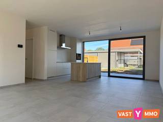 <p><span>Instapklare en energiezuinige nieuwbouwwoning met 4 slaapkamers, tuin, carport en garage</span></p><p><span>Deze energiezuinige nieuwbouwwoning bevindt zich in de nieuwe verkaveling "Hofakker" en is bereikbaar via de straat Het Wirikske. Een mooie, rustige locatie met het centrum van Wuustwezel op korte afstand. </span></p><p><span> </span></p><p><span>Indeling</span></p><p><span>Gelijkvloers</span></p><p><span>Via de inkomhal met vestiairenis kom je in de lichtrijke leefruimte met grote raampartijen en een open keuken. De keuken is volledig uitgerust met een kookplaat, dampkap, combi-oven, koelkast, vaatwasser, spoelbak en een praktisch keukeneiland. Aansluitend bevindt zich de ruime wasplaats met aansluitingen voor een wasmachine en droogkast, een uitgietbak en een buitendeur naar de tuin.</span></p><p><span> </span></p><p><span>Eerste verdieping</span></p><p><span>Op de eerste verdieping bevinden zich drie slaapkamers (15 m², 9 m² en 9 m²). De badkamer (8 m²) is uitgerust met een ruime inloopdouche, een dubbele lavabo in meubel met spiegelkasten en een handdoekdroger. Verder vind je op deze verdieping een apart toilet en een kleine berging. De vloerbekleding wordt nog geplaatst door de verhuurder. </span></p><p><span> </span></p><p><span>Tweede verdieping</span></p><p><span>De ruime zolderverdieping van maar liefst 37 m² biedt tal van mogelijkheden. Richt deze ruimte in als royale masterbedroom, speelkamer, bureau, hobbyruimte of zelfs een combinatie hiervan is mogelijk. Ook hier wordt de vloerbekleding nog geplaatst door de verhuurder. </span></p><p><span> </span></p><p><span>Tuin en terras</span></p><p><span>Vanuit de leefruimte en de wasplaats heb je rechtstreeks toegang tot het terras en de tuin. De verhuurder zorgt nog voor de aanleg van een onderhoudsvriendelijke tuin, die bovendien volledig omheind is. </span></p><p><span> </span></p><p><span>Carport en garage</span></p><p><span>Via de tuin bereik je zowel de carport (15 m²) als de afgesloten garagebox (15 m²) met manuele poort.</span></p><p><span> </span></p><p><span>Extra</span></p><p><span>De woning wordt volledig geschilderd door de verhuurder - verlichting voorzien in de volledige woning (uitgezonderd de leefruimte en keuken) - gordijnrails reeds geplaatst - zonnepanelen - vloerverwarming via een energiezuinige warmtepomp (koeling mogelijk). </span></p><p><span>Beschikbaar 01/09/2026.</span></p>