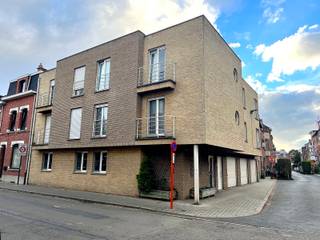 Ben je op zoek naar een gezellig en lichtrijk appartement in Mechelen? Dit charmante appartement op de eerste verdieping combineert ruimte, comfort en rust, op een aangename locatie in de stad, met winkels, voorzieningen en openbaar vervoer binnen handbereik.<br /><br />Het appartement beschikt over een inkomhal met aparte toilet, een ruime eetkamer en woonkamer met open, volledig ingerichte keuken, twee volwaardige slaapkamers en een badkamer uitgerust met een douche, bad en lavabo. Daarnaast is er een praktische berging met aansluitingen voor een wasmachine en droogkast. Het appartement heeft overal rolluiken en langs het terras zijn ze automatisch. <br /><br />Een absolute troef is het ruime terras, dat rechtstreeks toegankelijk is vanuit de woonkamer en de ideale plek vormt om heerlijk te ontspannen. Bovendien beschikt het appartement over een grote garage met automatiche poort, wat zorgt voor extra comfort en opbergruimte.<br /><br />Huurprijs: € 1.050 per maand<br />Gemeenschappelijke kosten: € 64 per maand<br />Bewoonbare oppervlakte: 105 m²<br />EPC: B – 121 kWh/m²/jaar<br />Extra troeven: ruim terras en grote garage<br /><br />Interesse in dit appartement? Stuur een mailtje naar info@immosir.be en we plannen graag een bezoek in!