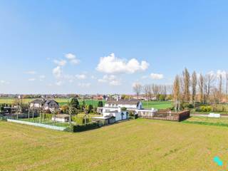 Deze authentieke op te knappen villa heeft een overvloed aan authentieke elementen en een riante tuin. Het landhuis heeft vier slaapkamers en...