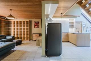 Deze alleenstaande woning uit 1991 ligt in een doodlopende straat in Marke en beschikt over een perceel van maar liefst 1.249 m². Achteraan geniet je van een tuin die aanvoelt als je eigen bosje, met volop groen en privacy.<br /><br />Via de inkomhal met gastentoilet bereik je vooraan een aparte kamer, ideaal als bureau of speelkamer. De leefruimte sluit aan op de open keuken, die in 2018 werd vernieuwd. Aansluitend bevinden zich de berging met achterdeur en de inpandige garage. Vooraan is er een oprit.<br /><br />De veranda vormt een extra leefruimte. Boven bevinden zich 3 slaapkamers, een apart toilet en een badkamer met bad, douche en lavabomeubel.<br /><br />Met 24 zonnepanelen beschikt de woning over een mooie energetische troef. De woning heeft geen officiële renovatieplicht, maar kan hier en daar wat nieuwe liefde gebruiken om ze helemaal naar jouw smaak te maken.<br /><br /><br />Waarom dit aanbod overwegen?<br /><br />✔ Alleenstaande woning<br />✔ Rustige, doodlopende straat<br />✔ Perceel van 1.249 m²<br />✔ Tuin met eigen bosje<br />✔ Keuken vernieuwd in 2018<br />✔ 24 zonnepanelen<br />✔ Inpandige garage en oprit<br />✔ 3 slaapkamers + extra kamer<br /><br />Goed om te weten: de woning ligt in een verkaveling met specifieke voorschriften. Een deel van de tuin is bestemd als groenzone die behouden en onderhouden moet worden. Het achterste deel van het perceel ligt in parkgebied. De veranda is niet vergund en regularisatie is vereist.<br /><br />Interesse? Bel 0471 69 44 30<br />Attesten & documenten: www.nestr.be