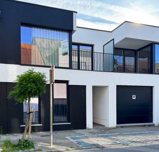 Dit mooi instapklaar appartement is gelegen op het 1ste verdiep van een kleine residentie te Leke, bestaande uit 3 appartementen. <br /><br />Het appartement bestaat uit: inkomhal - toilet - living - keuken - terras - berging - nachthal - 2 slaapkamers - badkamer - autostandplaats - gemeenschappelijke fietsenberging.<br /><br />Kortom een lichtrijk nieuwbouwappartement waar u intens kunt genieten van een unieke woonbeleving.<br /><br />Troeven: <br />- centrale ligging <br />- zéér gunstig EPC 37 kwh / (m²jaar), BEN<br />- attest goedgekeurde elektriciteit<br />- instapklaar<br />- verkoop onder registratierechten dus 2% ofwel 12% <br /><br />Voor meer informatie omtrent dit prachtig nieuwbouwproject maak een afspraak via 0476772446 of info@vastgoedsinnaeve.be