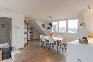 Mooi dakappartement met een groot zonneterras (31m²) in Wintam nabij de Schelde bestaande uit: inkomhal, apart toilet, ruime lichtrijke woonkamer...