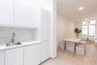 Welkom in deze instapklare en volledig gerenoveerde woning gelegen in een rustige straat! Hier hoef je enkel nog je koffers uit te pakken: dankzij de grondige en kwalitatieve renovatiewerken geniet je meteen van jarenlang zorgeloos wooncomfort. Deze woning werd op verschillende vlakken toekomstgericht aangepakt. Zo werden niet alleen het dak, maar ook de voor- en achtergevel volledig geïsoleerd, wat resulteert in een energiezuinig karakter en een aangenaam binnenklimaat het hele jaar door. Bovendien werd de elektrische installatie volledig conform gemaakt en zijn alle ramen vernieuwd.<br /><br />Bij het betreden van de woning kom je in een brede inkomhal met een stijlvolle witte trap. Via een glazen schuifdeur bereik je de gezellige woonruimte, die naadloos overloopt in de open keuken. Dankzij een grote dakkoepel geniet je hier de hele dag door van overvloedige natuurlijke lichtinval.<br />Op het eerste verdiep bevindt zich een ruime badkamer en één comfortabele slaapkamer. Een verdieping hoger vind je nog twee extra slaapkamers, ideaal voor kinderen, een hobbyruimte of een thuiskantoor.<br /><br />De woning is gelegen in een rustige straat met om de hoek tal van horecazaken en buurtwinkels. Zin om te wandelen, sporten of ontspannen? Park Spoor Noord ligt op wandelafstand! Bovendien wordt de toekomstige Stuivenbergsite herontwikkeld tot een prachtige tuin: een tweede groene oase die de leefkwaliteit in de buurt nóg verder verhoogt.<br /><br />Kortom: dit is de perfecte thuis voor wie op zoek is naar een energiezuinige, instapklare en comfortabel gerenoveerde woning.<br /><br />(woongebied, vergunning, geen verkavelingsvergunning, voorkooprecht, geen rechterlijke herstelmaatregel of bestuurlijke maatregel opgelegd)<br /><br /><br /><br />