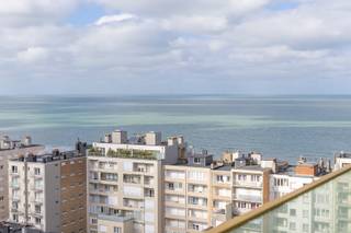 <strong><span>Luxueus drieslaapkamerappartement met panoramisch uitzicht</span></strong><br />Ontdek dit prachtig afgewerkt drieslaapkamerappartement op de 13e verdieping van de recent opgerichte Residentie The Waves, een moderne toplocatie in Oostende.<br />Het appartement geniet van een subliem uitzicht over het groene domein van Wellington Golf én zijdelings zeezicht vanaf de zonnige terrassen.<br />De lichtrijke leefruimte met grote raampartijen biedt een ruimtelijk gevoel en een directe verbinding met de terrassen. <br />De volledig ingerichte open keuken sluit harmonieus aan bij de leefruimte en straalt hedendaags comfort uit.<br />Het appartement beschikt over drie volwaardige slaapkamers, twee stijlvolle badkamers (waaronder één met inloopdouche en één met ligbad), een aparte technische berging en een gastentoilet. Een privatieve kelderberging is inbegrepen in de prijs. U heeft de mogelijkheid tot aankoop van meerdere garageboxen in dezelfde residentie. Dit appartement is het beste van het project The Waves, het combineert zon en zee op een fantastische oppervlakte. <br /><br /><u>Praktisch</u>:
<ul>
<li>oppervlakte: 134 m² + ruime zonnige terrassen</li>
<li>Mogelijkheid tot aankoop van 3 garages</li>
<li>K.I.: € 1.337,00</li>
<li>EPC: 74 kWh/(m² jaar) - A-label</li>
</ul>
