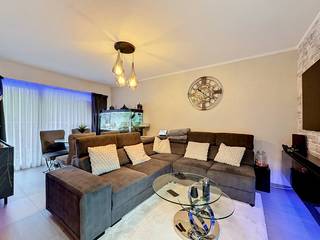 Appartement 1 chambre à louer à Borgerhout situé au Turnhoutsebaan 461 au troisième étage. L'appartement est situé à proximité des raids et des autoroutes, des transports en commun, des magasins et plus encore. Bien situé à proximité du parc.La disposition de l'appartement est la suivante : 3ème étage avec ascenseur :- hall d'entrée avec armoire de rangement- salon avec accès à la terrasse- cuisine avec feu électrique, évier simple et réfrigérateur- salle de bain avec lavabo et douche, raccordement pour machine à laver et sèche-linge- chambre- terrasse avec vue sur la verdureDétails : - Bâtiment bien entretenu et géré par des professionnels avec parc à déchets souterrain, 2 ascenseurs - les frais de commission mensuels s'élèvent à 100 €/mois (y compris le chauffage, l'eau, l'ascenseur, les frais moyens et le syndic).- ÉPIQUE- Garantie de 3 mois - disponible à partir du 01/07