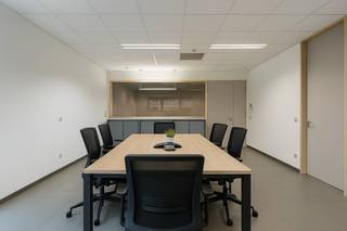 <strong>Volledig vernieuwd, klassevol ingericht en voorzien van gemeenschappelijke faciliteiten.  U kunt als huurder per direct aan de slag.</strong><br /><br /><strong>AFWERKING: </strong><br />Bevloering met keramische tegels - grote glaspartijen (veel lichtinval) - verlaagd plafond met ingewerkte AIRCO-modules en TL-lampen - aluminium schrijnwerk met dubbele beglazing.<br /><u>Algemeen</u>: Zeer degelijke afwerking! Smaakvol ingericht, PLUG &amp;PLAY!<br /><br /><strong>PRIJS = ALL-IN!!!</strong><br />- Maandelijkse huur<br />- Verbruik nutsvoorzieningen (water, elektriciteit, verwarming)<br />- Onroerende voorheffing<br />- Gebruik en onderhoud van de gemeenschappelijke ruimten (hallen, sanitair, volledig geïnstalleerde keuken/refer, ...)<br />- Gratis gebruik van de gemeenschappelijke eetplaats op verdieping met volledig geïnstalleerde keuken, tafel en stoelen.<br /> <br /><strong>NUTSVOORZIENINGEN: </strong><br />Stads -en regenwater - elektriciteit - telefonie/internet - AIRCO (warm/koud) - bekabeling voor netwerk.<br /><br /><strong>BESTEMMING:</strong><br />Handel, kantoor, diensten, vrij beroep, ...<br /><br /><strong>LIGGING:</strong> <br />Op zichtlocatie op de markt van Knesselare!   <br /> <br /><u>* Bijzonderheden:</u><br />- Voldoende parkeergelegenheid.<br />- Onmiddellijk beschikbaar.<br />- Huurprijs is inclusief alle kosten.<br />- Voordeel als huurder is een <strong>PERFECT overzicht op de werkelijke kostprijs, geen verrassingen achteraf.</strong><br />- Onze referentie: <strong>O0092-2</strong> op <strong>www.centro.be </strong>of contacteer ons via <strong>050/70.01.02</strong> voor meer info.<br /> 
