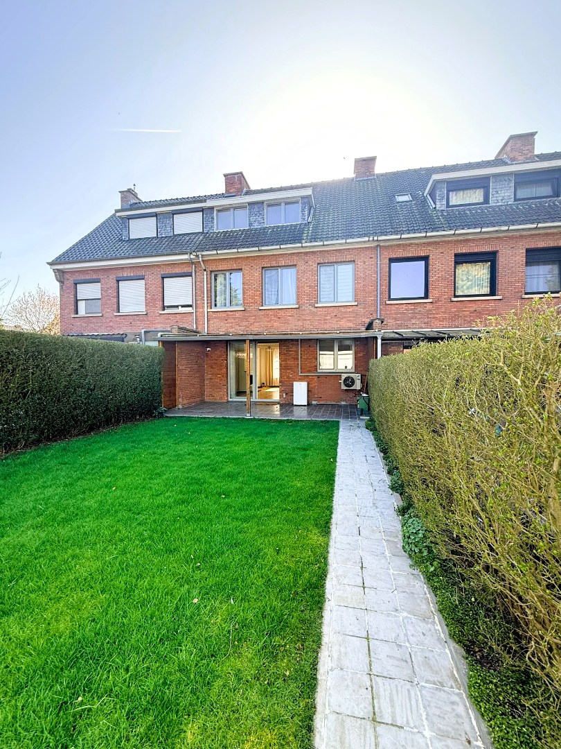 Ruime gezinswoning met 4 à 5 slaapkamers en tuin te Ekeren - foto 2