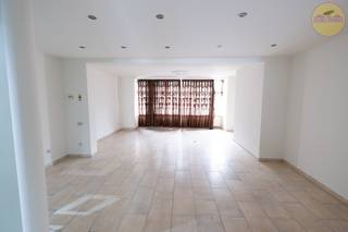 Handelspand met appartement in het centrum van Meerhout.Uitstekende ligging aan de Veldstraat, nabij de markt en de ruime parking.Handelsruimte op...
