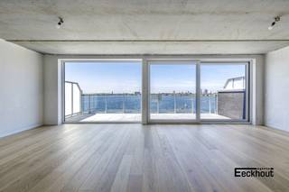 Residentie Alfredo is de jongste parel van de Bredense vastgoedmarkt! Gelegen op een superlocatie met fantastisch zicht over de 90 hectare grote Spuikom, in een rustige buurt met weinig verkeer. Dit appartement, gelegen op de 3e en hoogste verdieping, is gebouwd in architecturale stijl van de toekomst en is voorzien van een groot terras, zowel vooraan als achteraan waar men zowel kan genieten van de zon als van de mooie zonsondergang over de Spuikom. Het appartement is ingedeeld als volgt: inkomhal met apart toilet en vestiaire, lichtrijke leefruimte met halfopen volledig geïnstalleerde keuken met aangrenzende berging, 2 slaapkamers waarvan 1 met dressing en een badkamer met dubbel lavabomeubel, inloopdouche en handdoekradiator. De nieuwste technieken, zoals de geïnstalleerde warmtepomp en vloerverwarming over het gehele appartement, zorgen voor energiezuinig en milieuvriendelijk verbruik en verwarming. De residentie bevindt zich op fietsafstand van het centrum van Oostende. Er is mogelijkheid tot aankoop van één of meerdere autostandplaatsen en er is een ruime gemeenschappelijke fietsenberging en afvallokaal voorzien in het gebouw. Deze penthouse ademt rust en is volledig mee met zijn tijd wat dit dé ideale investering maakt!