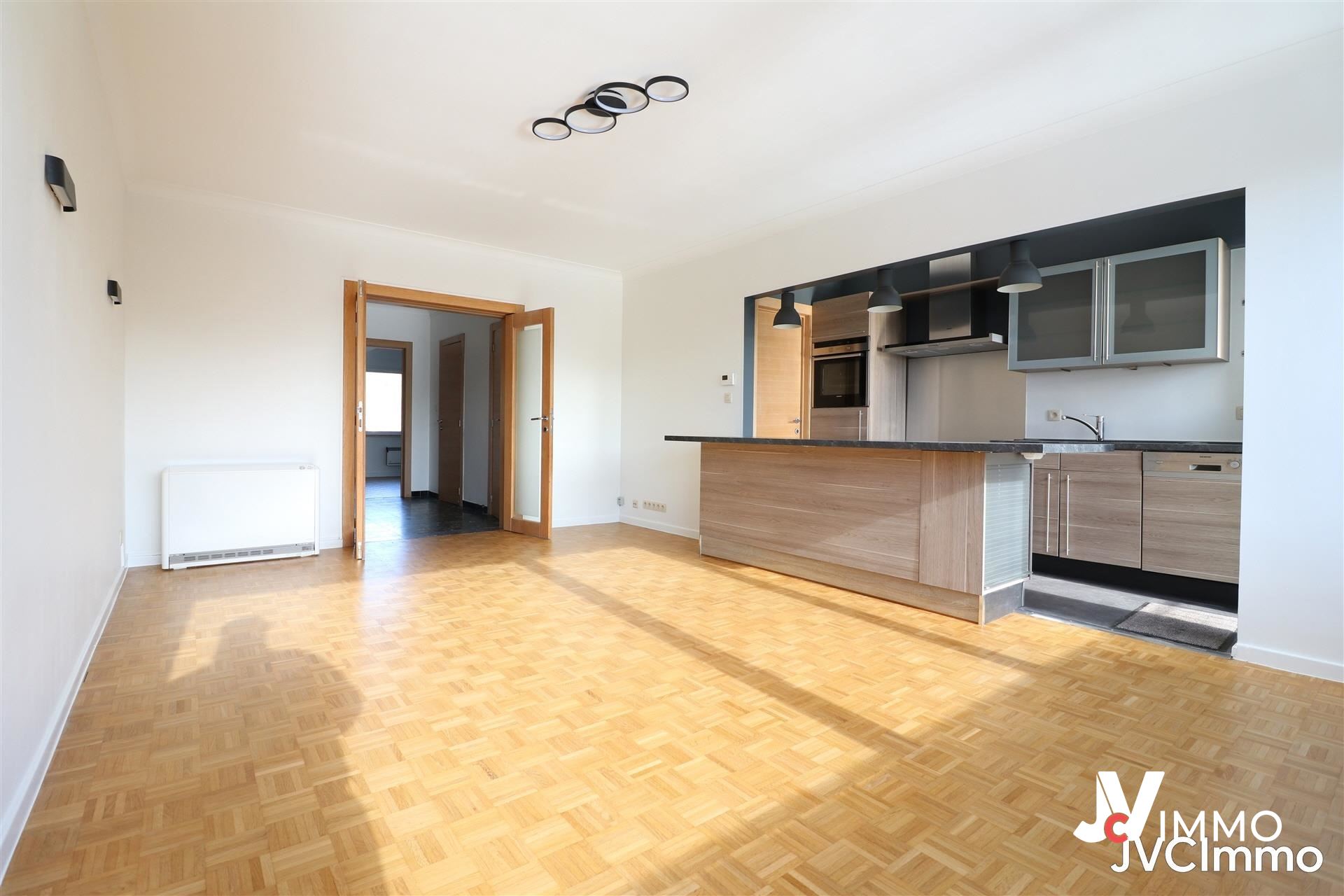 Appartement entièrement rénové 2 chambres avec cave et garage - photo 4
