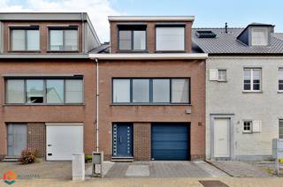 Op een uitstekende locatie te Keerbergen bevindt zich deze ruime bel-étage woning met een bewoonbare oppervlakte van 206 m². U geniet hier van...