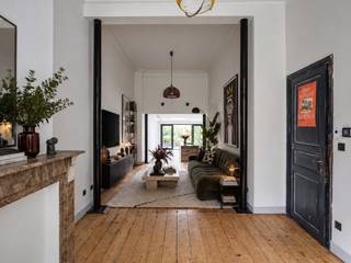 <strong> Instapklare stadswoning met drie slaapkamers en aangename tuin nabij Gent-Sint-Pieters.</strong><br /><br />Op een aantrekkelijke locatie nabij het station Gent-Sint-Pieters en de Sint-Pauluskerk bevindt zich deze instapklare woning met karaktervolle gevel.<br /><br />De inkomhal, voorzien van gastentoilet en toegang tot de kelder, leidt naar het leefgedeelte. Vooraan bevindt zich de gezellige leefruimte, waar hoge plafonds en de originele plankenvloer het authentieke karakter van de woning benadrukken. Centraal bevindt zich de keuken, gevolgd door de eetplaats die rechtstreeks aansluit op de aangename stadstuin.<br /><br />Op het tussenverdiep bevindt zich de volledig ingerichte badkamer. De eerste verdieping omvat twee meer dan volwaardige slaapkamers.<br />De zolderverdieping werd ingericht als derde slaapkamer en beschikt over een eigen keuken en badkamer, aangevuld met een mezzanine.<br />Dankzij deze inrichting kan deze verdieping bovendien afzonderlijk worden verhuurd, wat interessante mogelijkheden biedt voor wie wonen en een bijkomende huuropbrengst wil combineren.<br /><br /><strong>Een charmante stadswoning met karakter, buitenruimte en een bijzonder vlotte ligging in Gent.</strong>