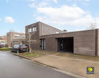 Deze prachtige,  recente woning in Niel is een perfect voorbeeld van moderne architectuur gecombineerd met optimaal comfort en stijl. Met...