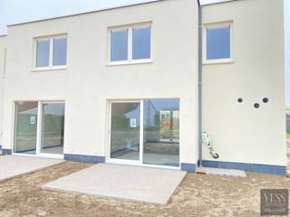 Welkom bij De Strandloper, een stijlvol en energiezuinig project op een toplocatie in Bredene!<br /><br /><span>Indeling van de woning:</span><strong> </strong><br /><strong>- Gelijkvloers:</strong> Tellerkast, ruime berging, lichtrijke en ruime living, terras, open keuken en gastentoilet.<br /><strong>- Op verdiep:</strong> nachthal, 3 slaapkamers, badkamer met lavabo en toilet.<br />Elke woning beschikt over een zuidgericht terras, ideaal om maximaal te genieten van zon en rust.<br />Elke woning beschikt over een parking vooraan het domein.<br /><br />Daarnaast wordt er sterk ingezet op energiezuinigheid en toekomstgericht wonen:<br />- Verwarming en koeling via lucht-lucht warmtepomp<br />- Energie-efficiënte technieken<br />- Fietsenstallingen voorzien op het domein<br /><br />De Strandloper biedt u de perfecte combinatie van rust, comfort en nabijheid van strand en natuur. Hier woont u in een aangename kustgemeente met vlotte bereikbaarheid en alle voorzieningen binnen handbereik.<br /><br /><strong>Bent u op zoek naar een eigentijdse vakantiewoning aan zee met doordachte indeling en zonnig terras?</strong><br />- De Strandloper in Bredene is een unieke kans.<br /><br />Neem vandaag nog contact op of plan een bezoek aan onze bemeubelde modelwoningen op Blekkaertstraat 50, Bredene aan Zee.<br />De Strandloper – Uw droom of investering aan zee - Verkoopkantoor ter plaatse op afspraak: info@yess-vastgoed.be / 050 33 59 03
