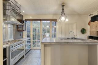 Deze instapklare woning in de Leliestraat 8 te Assebroek combineert modern wooncomfort met een uitstekende energetische basis, mede dankzij het...