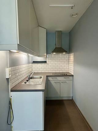 Op een uitstekende locatie aan de Wildemansweg in Herent bevindt zich deze gezellige en energiezuinige flat op de eerste verdieping van een verzorgd en goed onderhouden gebouw. Dankzij de nabijheid van Leuven, de Mechelsesteenweg en de E314 geniet u hier van een uitstekende bereikbaarheid. Bovendien bevinden het station van Herent, winkels, scholen en andere voorzieningen zich op wandelafstand.<br />De flat werd praktisch ingericht met een aangenaam open gevoel als centraal uitgangspunt. Via de inkomhal met afzonderlijk toilet komt u terecht in de lichtrijke leefruimte met open keuken en semi afgescheiden slaapruimte. De slimme indeling zorgt voor een ruimtelijk gevoel en een comfortabele woonbeleving. Verder beschikt het appartement over een badkamer met douche en wastafel, waar zich eveneens de privatieve gasketel en waterverzachter bevinden. Daarnaast is er een gemeenschappelijke fietsenstalling aanwezig en profiteert u van zeer lage maandelijkse lasten.<br />Met een EPC-label A en een conforme elektrische installatie voldoet deze eigendom aan de hedendaagse normen op het vlak van energiezuinigheid en veiligheid. Kortom, een gezellige en instapklare flat op een uitstekende locatie, ideaal voor starters of investeerders die op zoek zijn naar een zorgeloze eigendom met een open karakter en een uitstekende bereikbaarheid.